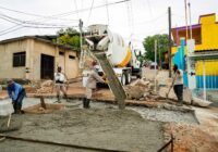 Se realizan labores de rehabilitación vial en Minatitlán.
