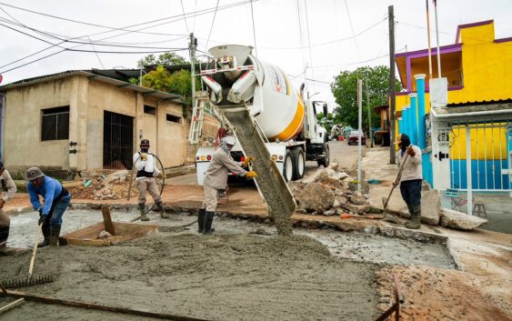 Se realizan labores de rehabilitación vial en Minatitlán.
