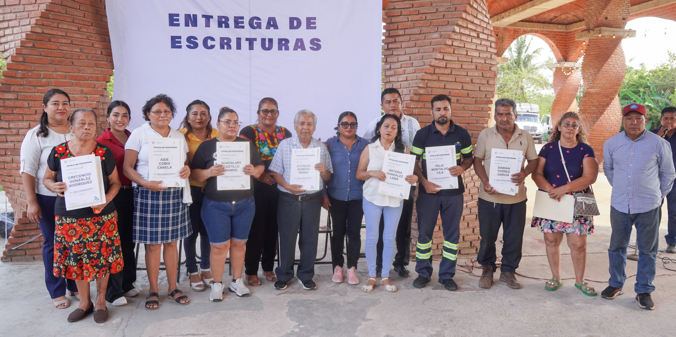 Entregan escrituras gratuitas de fundo legal a familias de Cosoleacaque