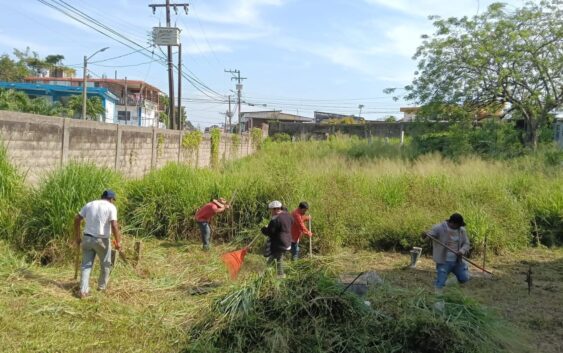 Gobierno de Minatitlán mantiene acciones de limpieza en el panteón Santa Clara.