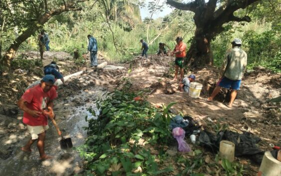 Avanzan trabajos de reparación en la línea general de agua en Cosoleacaque