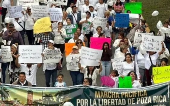 “Nos tiene hartos la violencia”: marchan para exigir justicia por asesinato del exdirector de hospital en Poza Rica