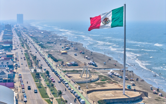 Cientos de familias disfrutan de las playas de Coatzacoalcos