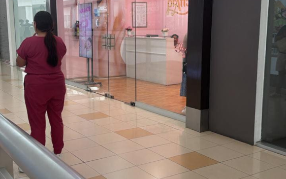 Violento asalto en Pratt’s Spa de Plaza Fórum: tres hombres armados encañonan a empleadas