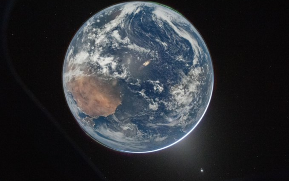 ‘¡Esos Somos nosotros!’: Artemis 2 Capta Impresionante Foto de la Tierra Tomada Rumbo a la Luna