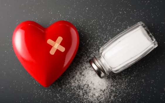 Llama IMSS a moderar el consumo de sal para prevenir enfermedades cardiovasculares