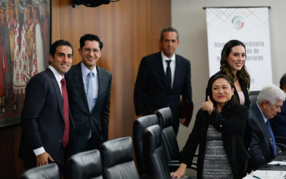 Avalan en comisión del Senado ratificación de Roberto Velasco como canciller; pasa al pleno con 17 votos a favor y 3 en contra