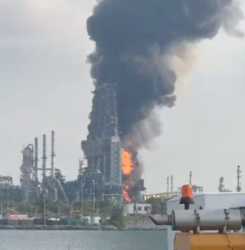 Otra vez Dos Bocas: Reportan un incendio en la bodega de coque en la refinería Olmeca