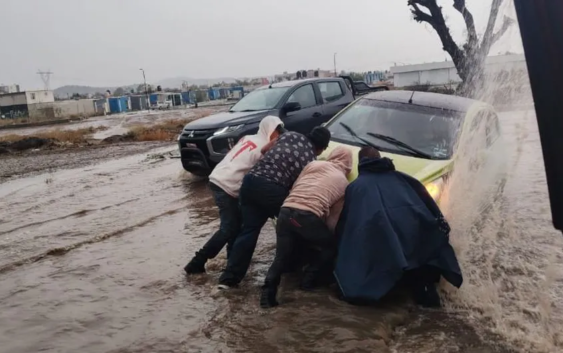 Granizada y lluvias colapsan la zona metropolitana de Pachuca; activan operativo de emergencia