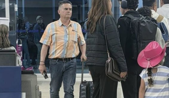 Mientras la gobernadora lucha limpiando playas de chapopote, su secretario de Turismo se va de vacaciones