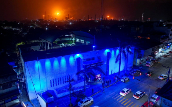 Minatitlán se ilumina de azul por el Día Mundial del Parkinson
