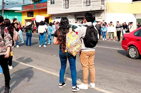 En Nogales, estudiantes toman vialidades por eliminación de becas