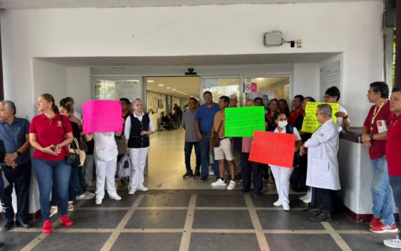 Exigen frenar paso al IMSS-Bienestar y saldar adeudos: paran labores médicas en Veracruz