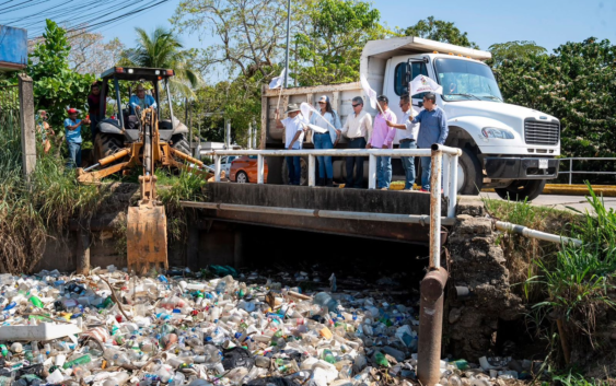 Guillermo Reyes Espronceda da banderazo a trabajos de limpieza del arroyo Acotope