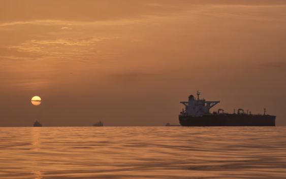 Precio del petróleo salta a 120 dólares ante previsión de un bloqueo prolongado en el estrecho de Ormuz