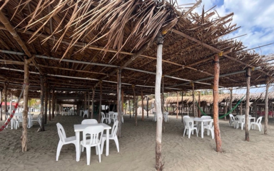 Pescadores y restauranteros de Veracruz siguen sufriendo por la baja afluencia en las playas derivado del derrame de petróleo.