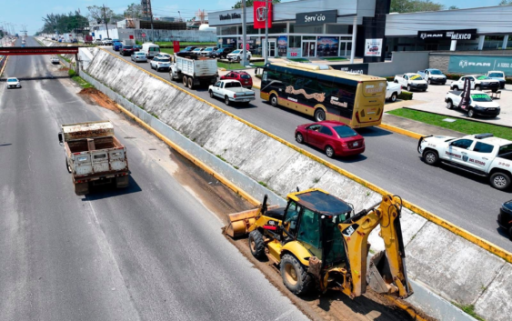 Gobierno de Minatitlán realiza trabajos de limpieza para restablecer vialidad