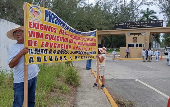 Jubilados exigen seguros de vida durante visita de Sheinbaum