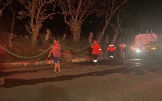 Personal del Relleno Sanitario se suma a PC Oluta para sofocar incendio de pastizal en carretera Oluta-Texistepec