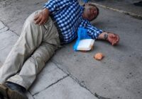 Salió a comprar comida para su familia… pero el calor lo venció en plena calle 