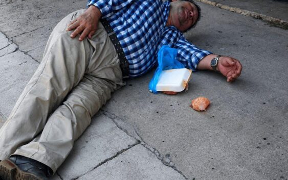 Salió a comprar comida para su familia… pero el calor lo venció en plena calle 