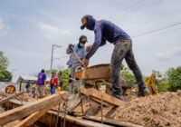 Avanza construcción de guarniciones y banquetas en colonia el chorro de Oluta