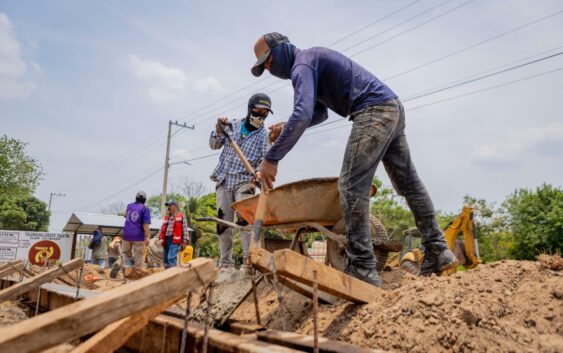 Avanza construcción de guarniciones y banquetas en colonia el chorro de Oluta
