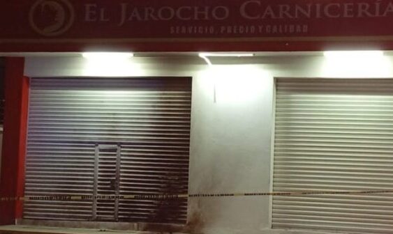 Arrojan artefacto explosivo a carnicería en Tuxpan; el sábado 6 personas resultaron heridas por ataque armado en otra sucursal de la misma cadena