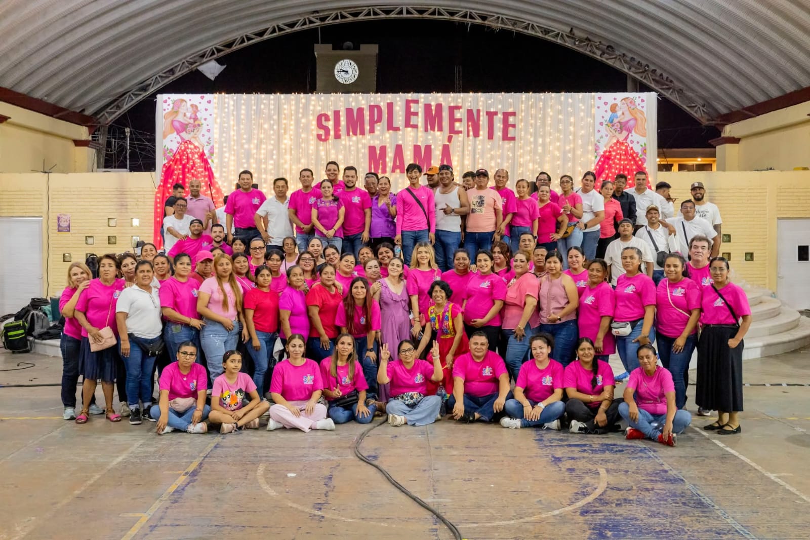 CON FESTIVAL DE MÁS DE 2 MIL MAMÁS, ALCALDE CHUCHO GARDUZA Y EQUIPO EDILICIO CELEBRAN A LAS MADRES DE OLUTA