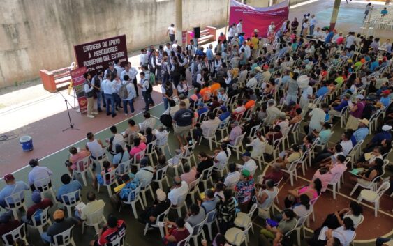 Recibe Coatzacoalcos apoyos para 800 pescadores y acuicultores afectados por derrame de hidrocarburo