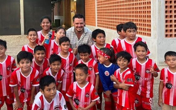Alcalde de Cosoleacaque realiza recorrido y atiende a estudiantes y vecinos