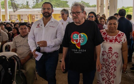 Llega ‘Veracruz Lee’ a Coatzacoalcos y anuncia alcalde tótems “Vientos del Pueblo” para acercar la lectura a las colonias