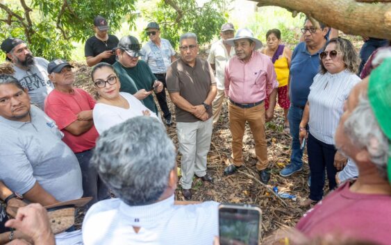 Guillermo Reyes Espronceda se reúne con habitantes de la congregación Mapachapa