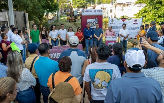 Guillermo Reyes Espronceda da banderazo de inicio a la construcción de puente