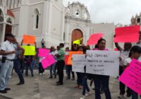 Habitantes de La Colmena exigen rehabilitación de carretera en protesta frente a Palacio de Gobierno