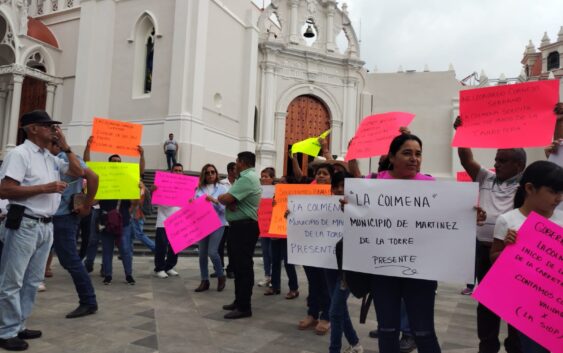 Habitantes de La Colmena exigen rehabilitación de carretera en protesta frente a Palacio de Gobierno