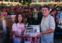 Al ritmo de Jimmy Sale Calor y grandiosos regalos, Cirilo Vázquez Parissi festeja a las mamás de Cosoleacaque