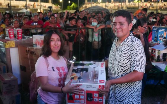 Al ritmo de Jimmy Sale Calor y grandiosos regalos, Cirilo Vázquez Parissi festeja a las mamás de Cosoleacaque