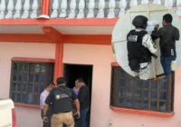 Caen familiares de exregidora y cuñado de líder campesino Domingo N tras cateos en Texistepec