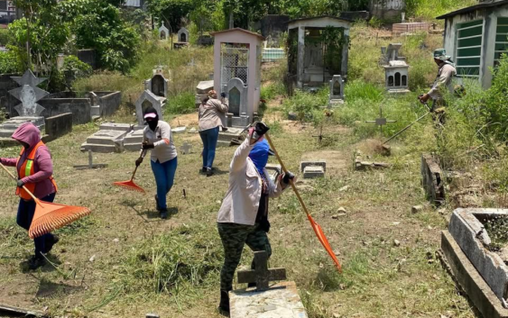 Minatitlán realiza acciones de limpieza en Panteón Santa Clara.