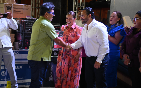 Reconoce Gobierno de Coatzacoalcos a más de 4 mil docentes en emotiva celebración del Día del Maestro