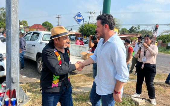 Gobierno de Cosoleacaque fortalece seguridad vial con rehabilitación de semáforo en el C4