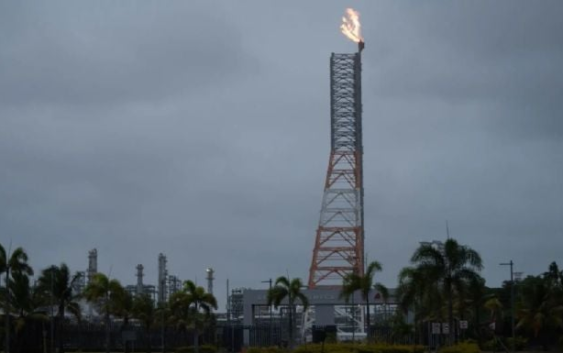 Refinería en Dos Bocas opera con normalidad tras flamazo: Pemex