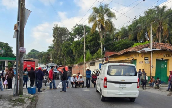 Bloqueo en Coscomatepec cumple casi 24 horas y no aparece el alcalde
