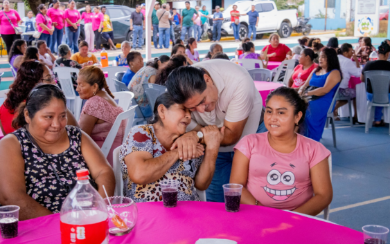 GOBIERNO DE OLUTA Y DIF CELEBRAN A MAMÁS DE TENEJAPA CON CENA Y CONVIVIO