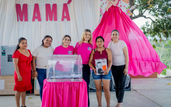 LLEVAN FESTEJO DEL DÍA DE LAS MADRES A LA COMUNIDAD DE TENEJAPA