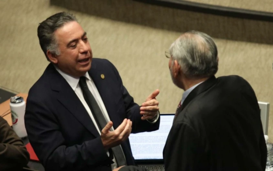 Inzunza se atrincheró en el Senado y amenaza con complicar a Andy si lo entregan a EU