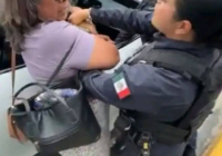 Presunto abuso policial, indigna a ciudadanos; adulta mayor termina esposada y lesionada en Nanchital, Veracruz Presunto abuso policial, indigna a ciudadanos; adulta mayor termina esposada y lesionada en Nanchital, Veracruz