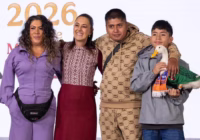 Pato “Merlín” acompaña a Sheinbaum en su mañanera; vamos a ayudar a la familia, asegura la Presidenta