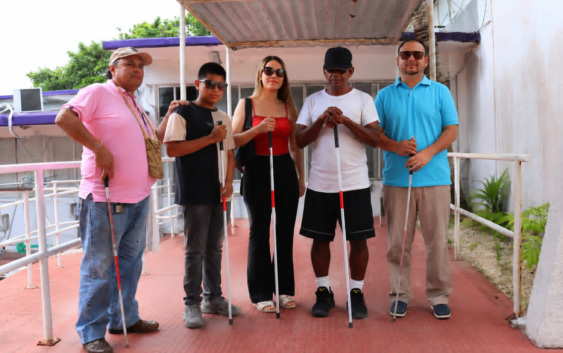 Con apoyo del DIF, avanzan participantes del taller en uso del bastón blanco
